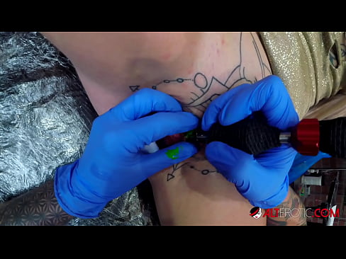 ❤️ An hottie thar a bheith tattooed Sully Savage fuair tattoo ar a clitoris ❤️ Físeán fucking linn ❌